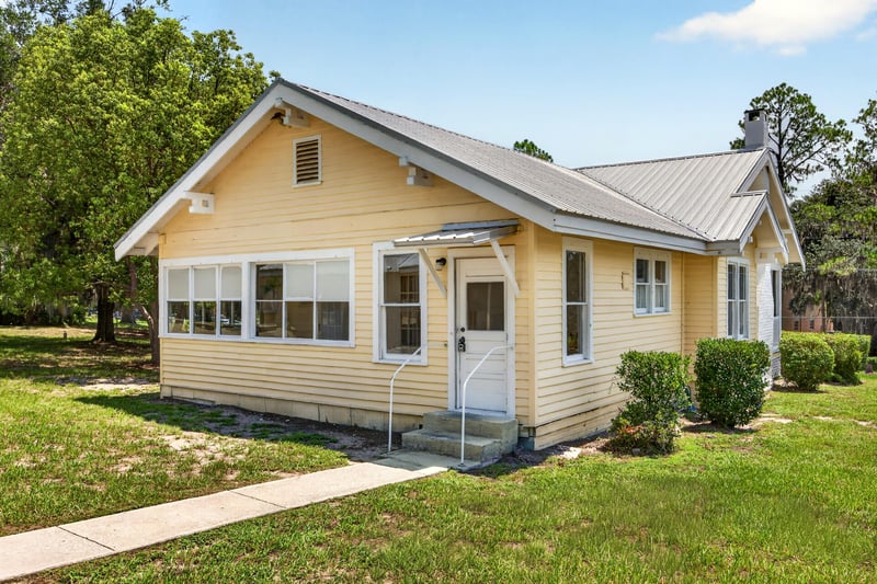 Side exterior view with walkway at 101 N Lake St, Crescent City, FL