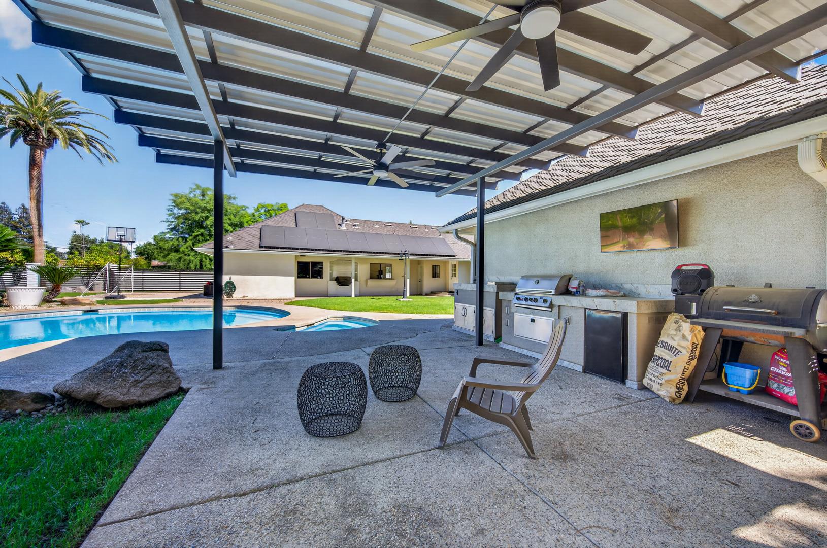 5261 N Van Ness Blvd, photo 92
