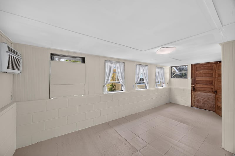 Outbuilding room with window air conditioner at 101 N Lake St, Crescent City, FL