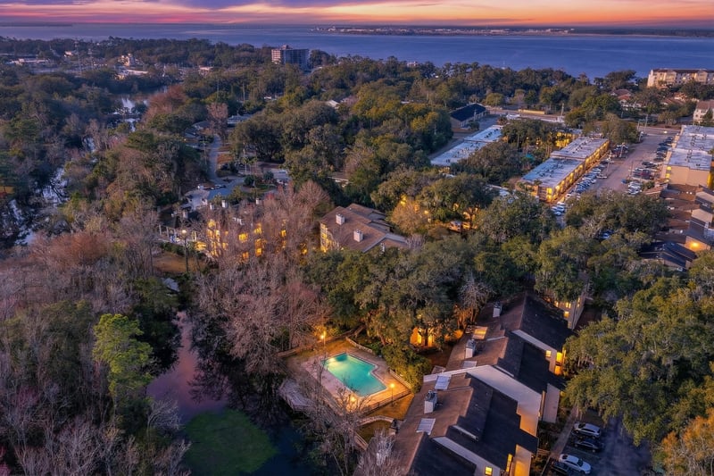 Photo 5 of 1604 Arcadia Dr, Jacksonville, FL 32207, photographed by Megapixeler