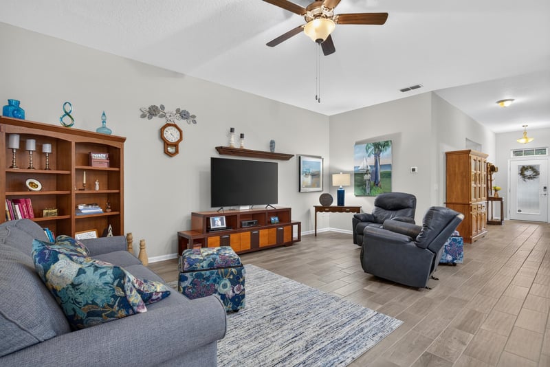 Living room seating area with area rug at 4319 Green River Pl, Middleburg, FL 32068