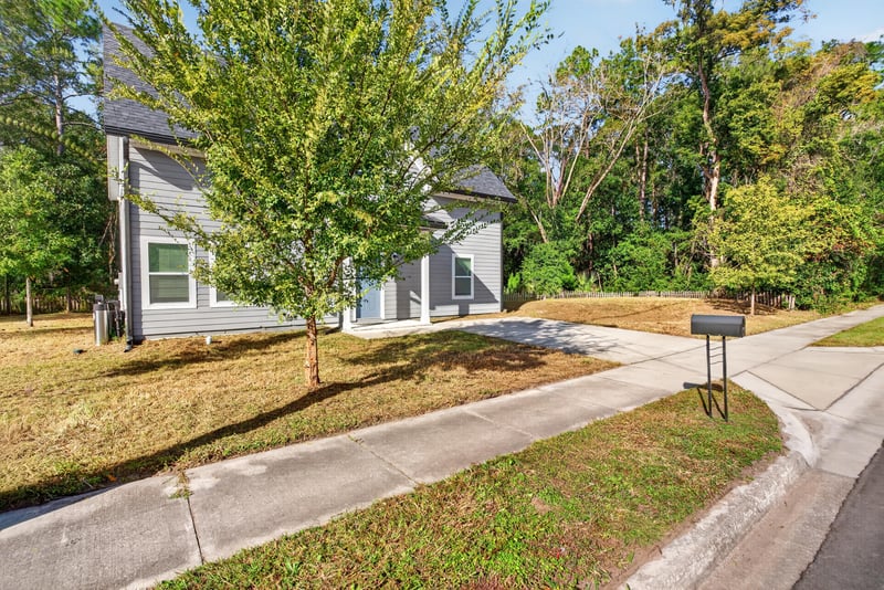 Front exterior with driveway and mailbox, photographed by Megapixeler on Lem Turner Rd, Jacksonville