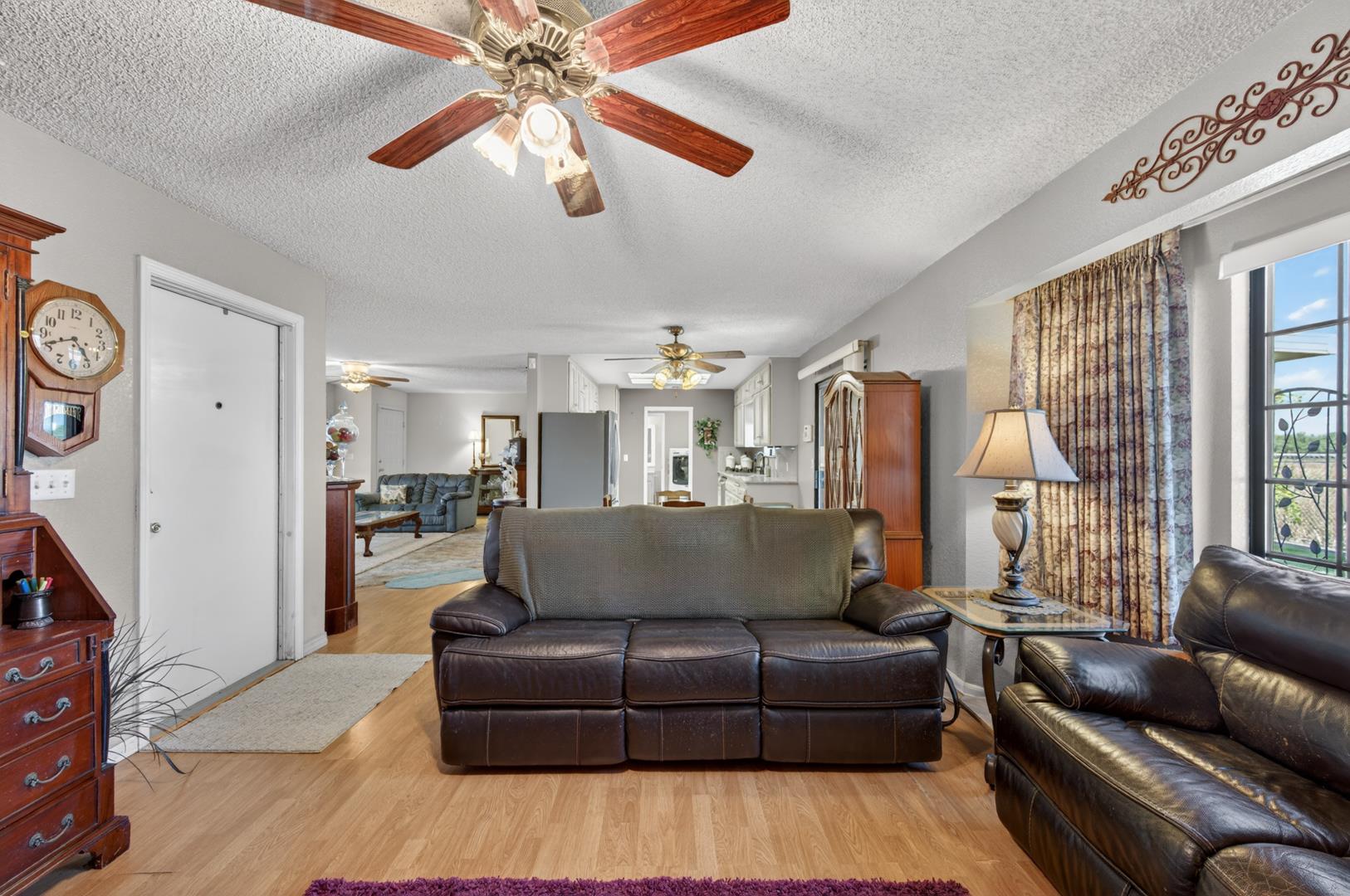 686 N Hayes Ave, photo 24