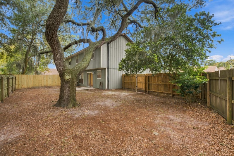 Fenced backyard view, photographed by Megapixeler on Blue Teal Ct, Jacksonville