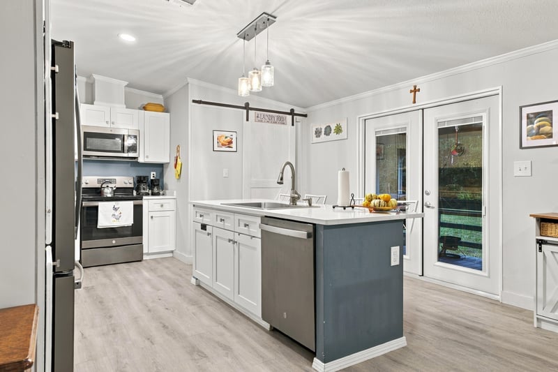 Kitchen sink and barn door, photographed by Megapixeler on Secret Cove Rd, Middleburg, FL