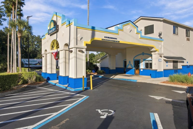 Covered entrance exterior, photographed by Megapixeler on Eldridge Loop, Orange Park
