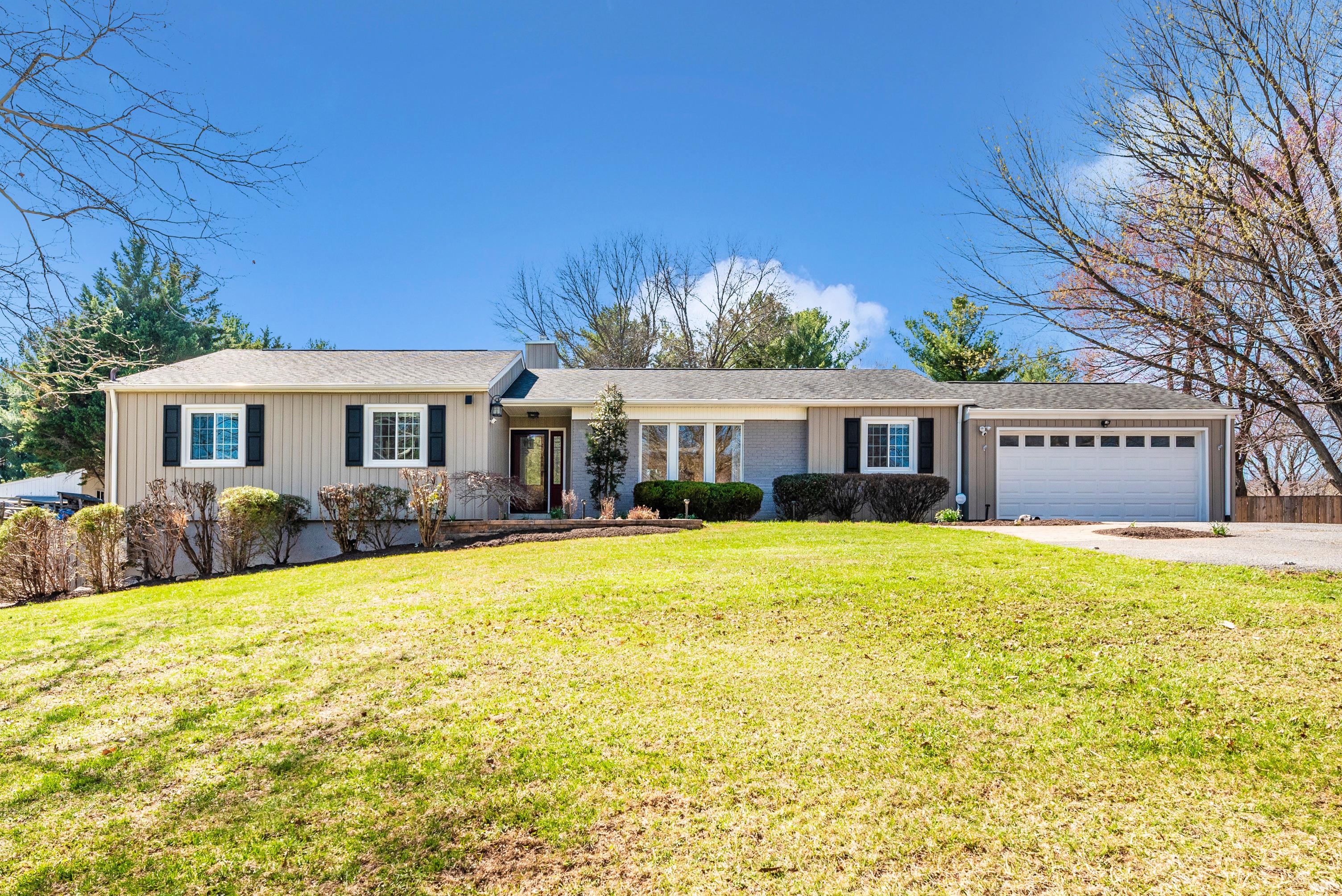 2726 Loch Haven Dr, Ijamsville, MD 21754