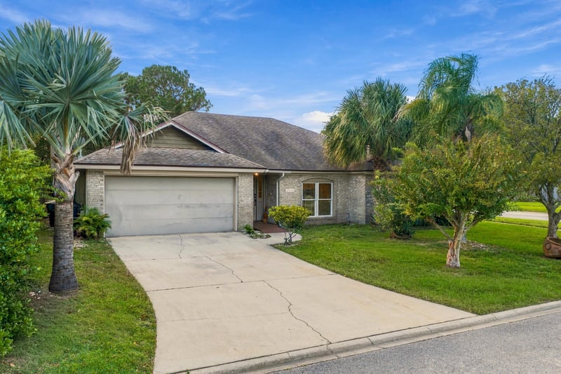 Front exterior view, photographed by Megapixeler on Winding Springs Ct, Jacksonville
