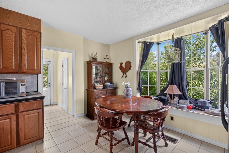 Breakfast nook with round table and bay window at 1173 US-17, Satsuma, FL 32189