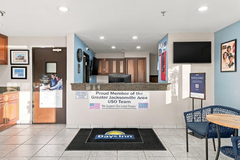 Lobby seating area, photographed by Megapixeler on Eldridge Loop, Orange Park