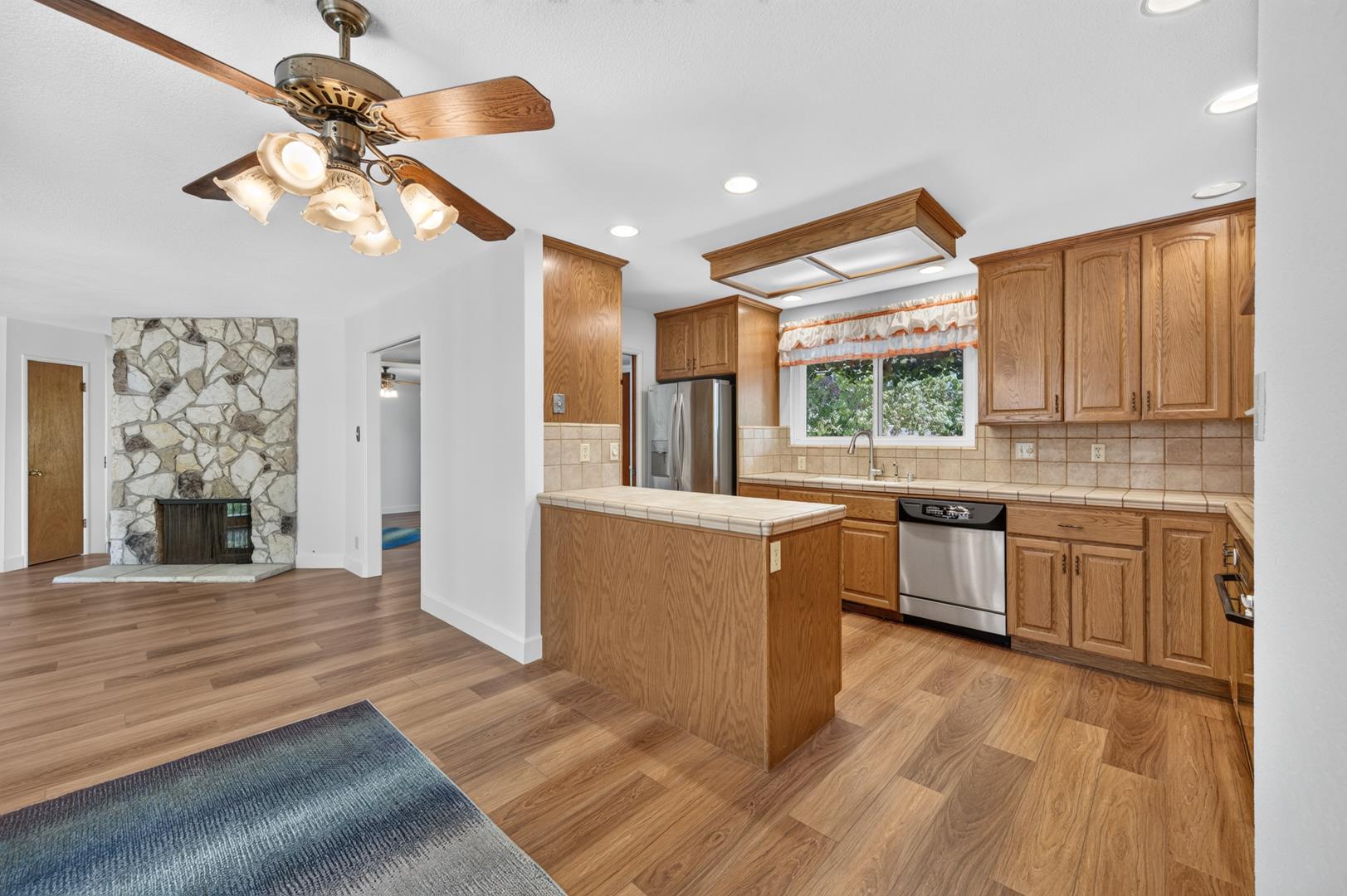 749 W Escalon Ave, photo 30