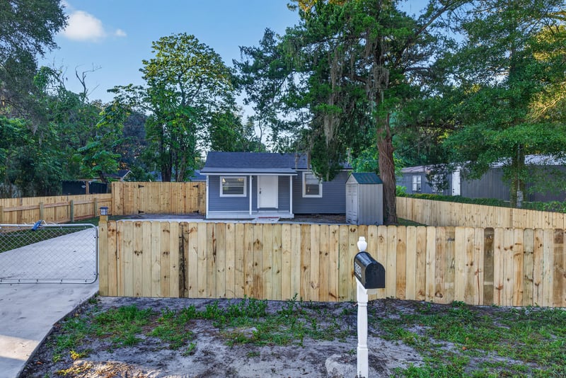 Front walkway and fencing, photographed by Megapixeler on Susie St, Jacksonville