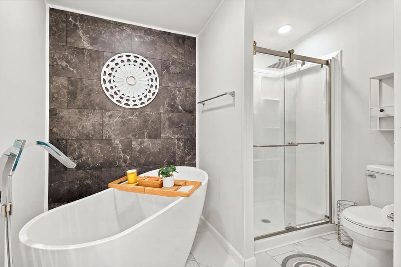 Primary bathroom soaking tub, photographed by Megapixeler on Secret Cove Rd, Middleburg, FL