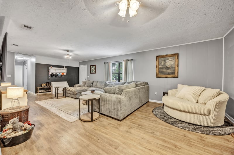 Photo 4 of 7946 Dalehurst Dr S, Jacksonville, FL 32277, photographed by Megapixeler
