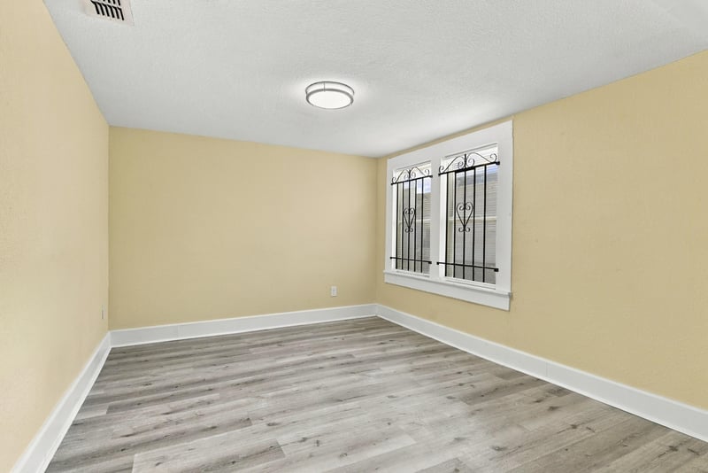 Empty room with ceiling light, photographed by Megapixeler on W 24th St, Jacksonville