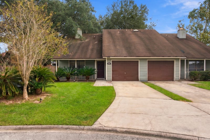 Front exterior with driveway and garage, photographed by Megapixeler on Blue Teal Ct, Jacksonville