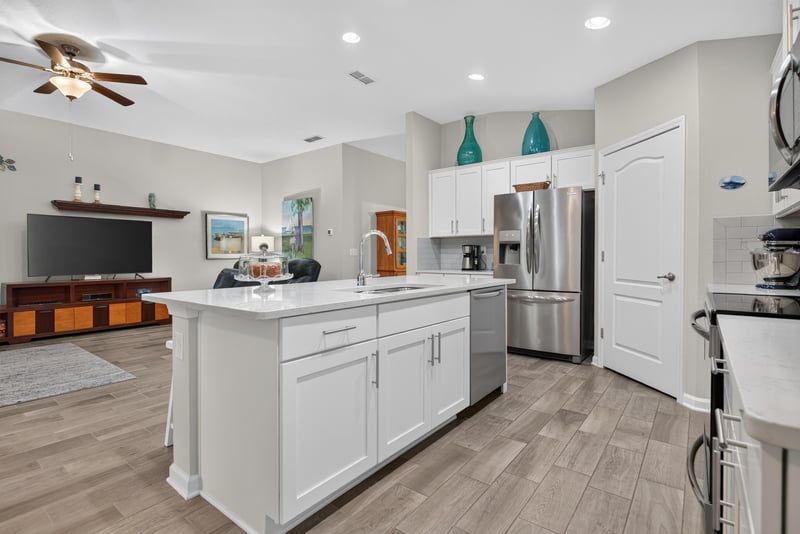 Kitchen view toward living room at 4319 Green River Pl, Middleburg, FL 32068