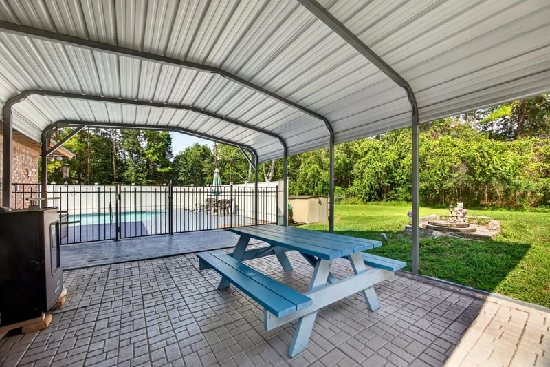 Covered patio with picnic table at 2435 Range Line Rd, Middleburg, FL