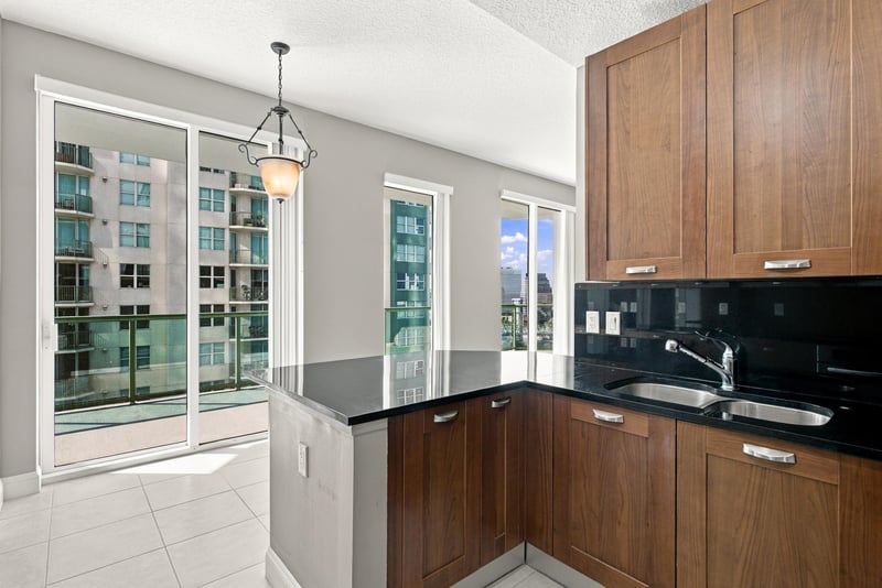 Kitchen and dining area with pendant light, photographed by Megapixeler on Riverplace Blvd, Jacksonville
