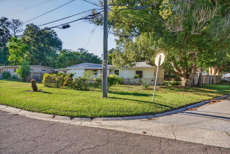 Photo 5 of 6923 King Arthur Rd N, Jacksonville, FL 32211, photographed by Megapixeler