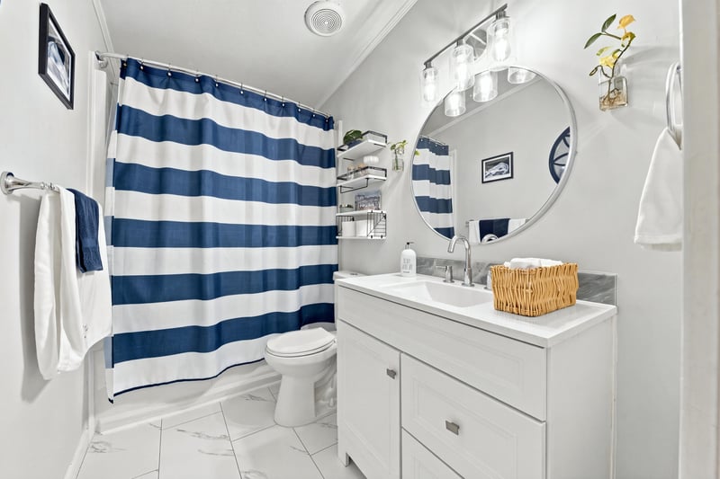 Bathroom with shower and tub, photographed by Megapixeler on Secret Cove Rd, Middleburg, FL